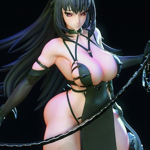 Può includere: Statuetta dettagliata di una donna con lunghi capelli neri e occhi viola, che indossa un abito nero con spalline e un girocollo. La figura tiene in mano una frusta e l'estetica generale è stilizzata e dettagliata.