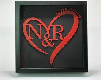 Herz mit Initialen und Datum als Geschenk für zum Beispiel Paare oder Brautpaare in verschiedenen Farben in einem Bilderrahmen