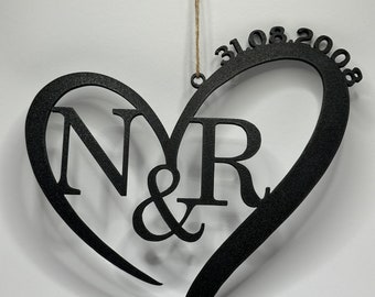 Herz mit Initialen und Datum als Geschenk für zum Beispiel Paare oder Brautpaare in verschiedenen Farben zum aufhängen an der Wand
