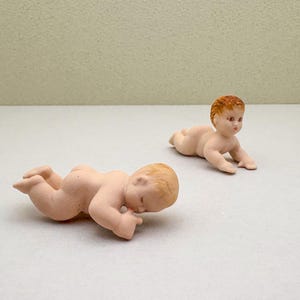 Mini Ceramic Baby Sculptures – Vintage-Style Handcrafted Decor – Non-Glossy Newborn Statues – Perfect for Gifts & Display