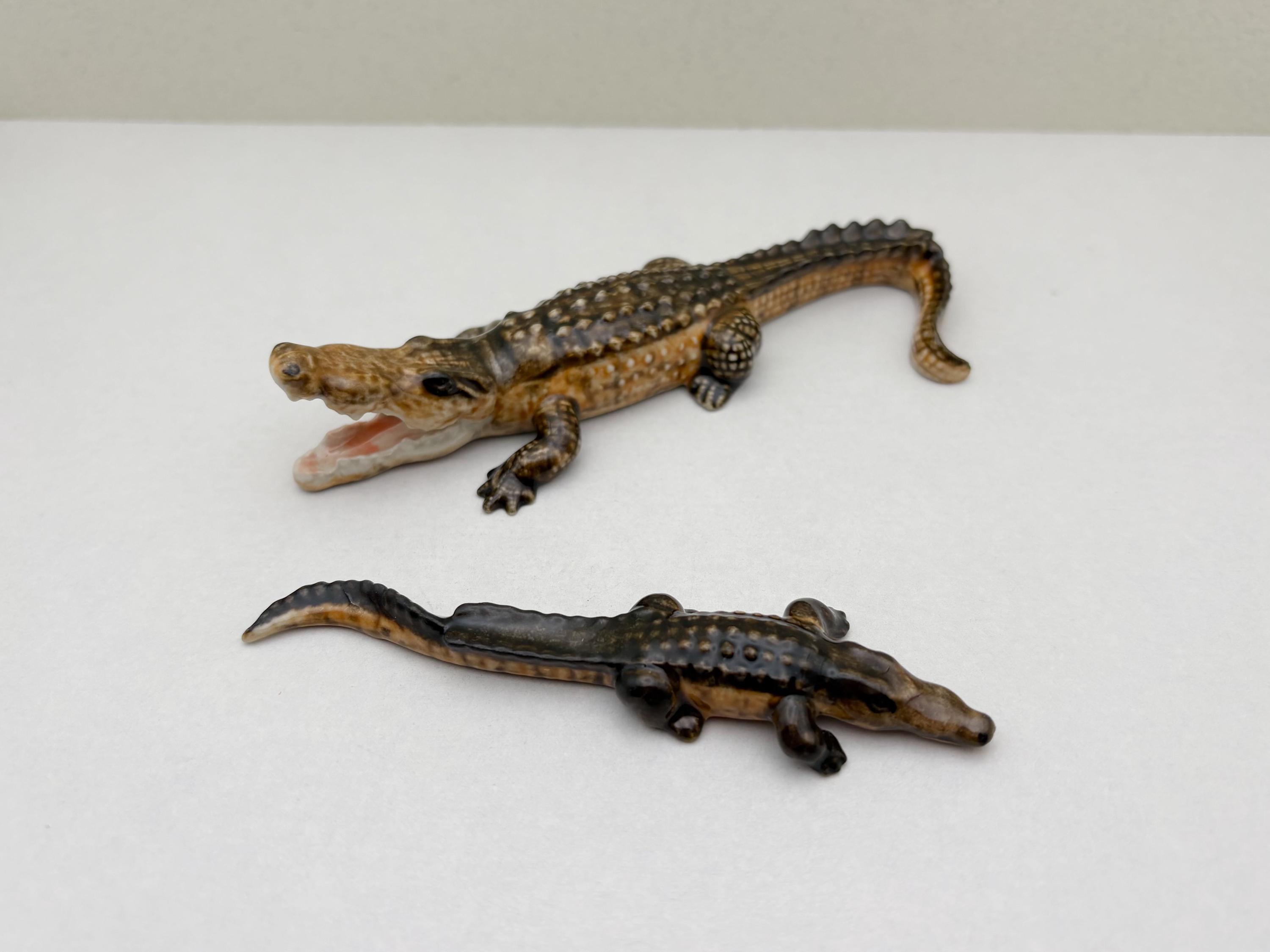 Ceramic Crocodile Figurines – Mama & Baby Reptile Set, Hand-Painted Mini Animal Sculpture, Wildlife Home Décor, Unique Gift Idea