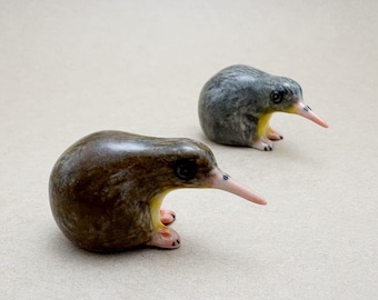 Hand-crafted Ceramic Kiwi Bird Figurine – High-Gloss Miniature Wildlife Gift