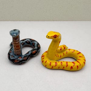 Ensemble de figurines de serpent en céramique peintes à la main - Décor de reptile miniature, sculpture animalière de collection, cadeau fait main unique pour les amateurs de serpents