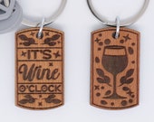 It's Wine o'clock - Schlüsselanhänger aus Buchenholz