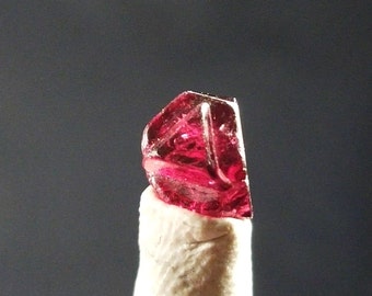 Natürlicher Taubenblut Spinell Kristall mit Dreieck darauf von Mogok Spinell, Terminated Red Spinell Kristall, Größter Feiertagsverkauf