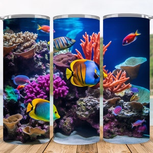 Könnte beinhalten: Eine farbenfrohe Unterwasser-Szene mit Korallenriffen und tropischen Fischen. Die Fische sind orange, gelb, blau und rot. Die Korallen sind rosa, orange und grün. Der Hintergrund ist tiefblau.