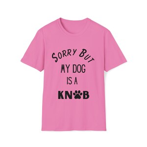 Könnte beinhalten: Pinkes T-Shirt mit dem Text "Sorry But My Dog Is A KNOB" mit einem Pfotenabdruck, der das "O" ersetzt.