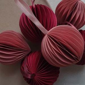Ornamenti natalizi, palline di carta, decorazione scandi arancione bruciato, ornamenti rustici, palline di Natale ecologiche, decorazioni di palline bordeaux