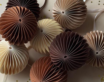Verbrande oranje papieren kerstballen, Scandinavische ornamentset van 4 inch