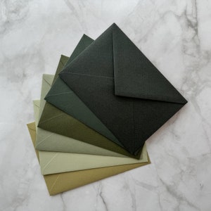 Sobre B6 con diseño de oliva y vegetación para invitación, complementos de boda minimalistas en verde oscuro, sobre elegante para cartas, boda ecológica (tamaño B6)