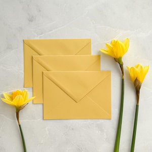Sobre amarillo limón para boda, sobre de invitación con vegetación, accesorios minimalistas de boda verde oscuro, sobre elegante para cartas ecológico