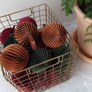 Ornamenti natalizi, palline di carta, decorazione scandi arancione bruciato, ornamenti rustici, palline di Natale ecologiche, decorazioni di palline bordeaux