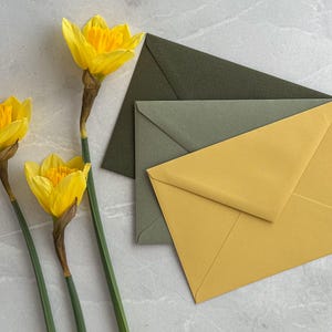 C6 Sobre de invitación verde oliva, amarillo, minimalista, verde oscuro, para boda, elegante sobre ecológico de 114 x 162 mm