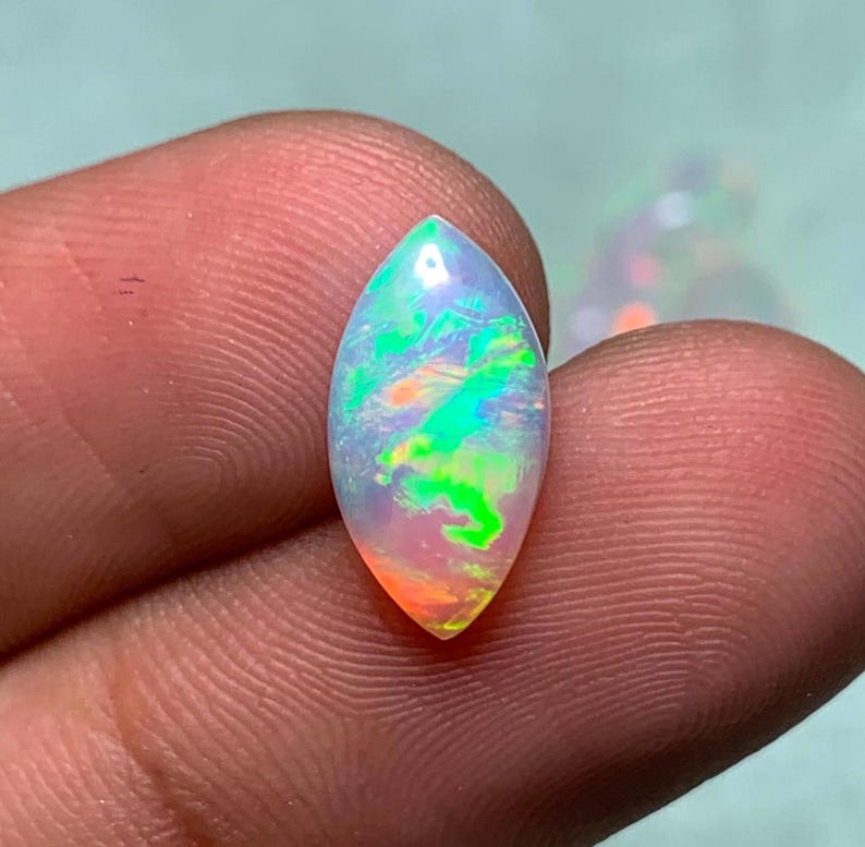 Polierter weißer Opal-Cabochon / 1,30 ct natürlicher äthiopischer Opal / Regenbogenfarbener Feueropal / Hochwertiger loser Opal-Edelstein / 14 x 7 x 4 mm Bild 1