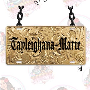 Könnte beinhalten: Goldfarbenes Nummernschild mit dem Namen "Tayleighana-Marie" in schwarzer, verschnörkelter Schrift. Das Schild hat ein detailliertes, geprägtes Blumendesign und wird von schwarzen Ketten gehalten. Der Hintergrund zeigt ein sich wiederholendes Muster einer Cartoon-Frau.
