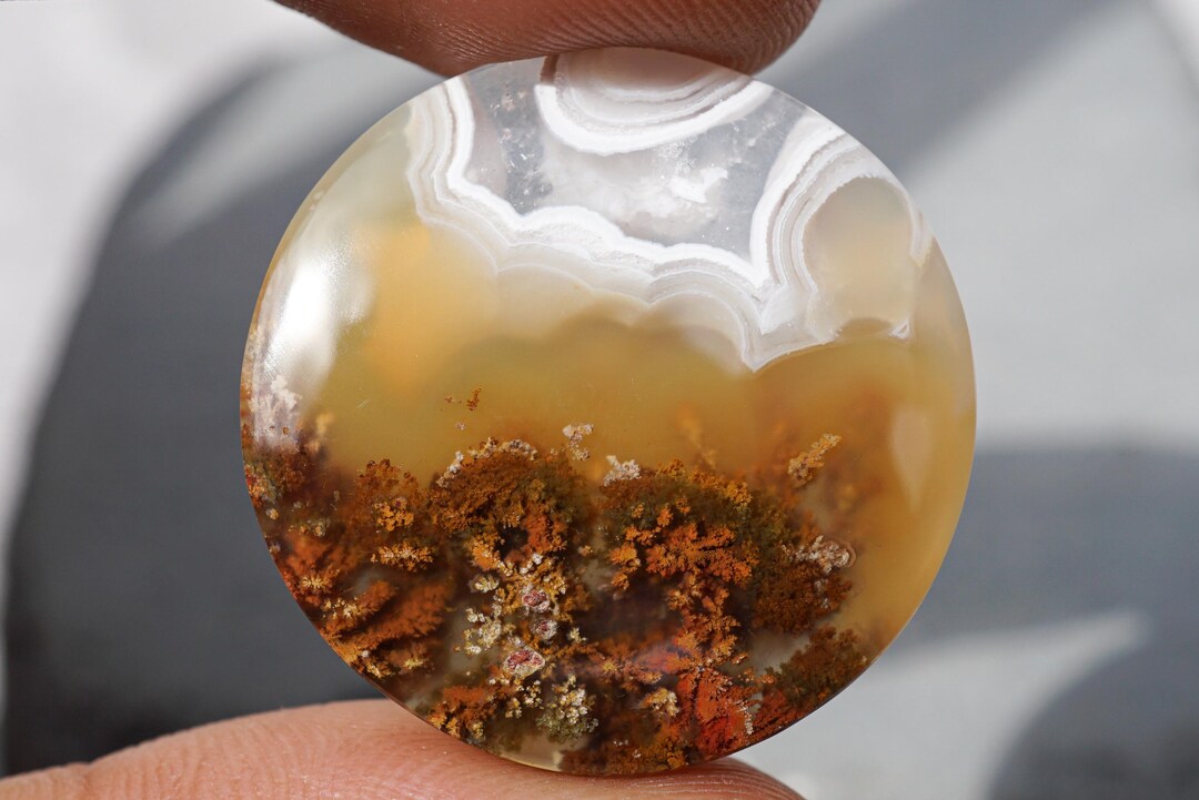 Cordón De Piedras Preciosas De ágata Con Bandas En La Oscuridad | Foto Premium