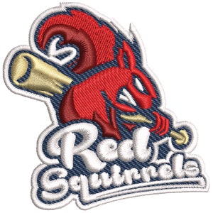 Op de afbeelding: Geborduurde patch met een rode eekhoorn die een honkbalknuppel vasthoudt met de tekst "Red Squirrels" in wit op een blauwe achtergrond.