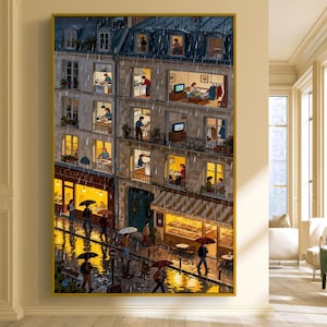 Op de afbeelding: Een verticale illustratie van een appartementsgebouw met meerdere verdiepingen tijdens een regenbui. De gevel toont talloze verlichte ramen met mensen in verschillende kamers, terwijl op de begane grond een bakkerij en koffiebar te zien zijn.