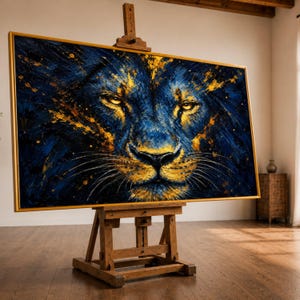 Ritratto maestoso di leone su tela, arte astratta di animali da parete, tela blu e oro audace, decorazione con animali selvatici fieri, stampa su tela di alta qualità pronta all'uso