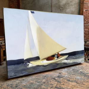 Op de afbeelding: Een groot rechthoekig schilderij met een zeilboot met crèmekleurige zeilen op donkerblauw water. Het vaartuig heeft een lichtgele romp en vervoert figuren aan dek. De handtekening E. HOPPER is zichtbaar in de linkerbenedenhoek van het doek.
