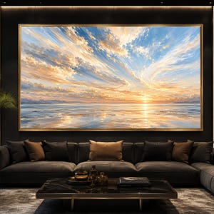 Op de afbeelding: Een groot rechthoekig landschapsschilderij in een gouden lijst met een zonsondergang boven een kalm wateroppervlak. De lucht is gevuld met wervelende wolken in tinten blauw, wit en goudgeel, die reflecteren op het oppervlak van het water.