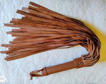 Weiche Leder Peitsche , Flogger  . REHBRAUN . 58 cm . HANDGEFERTIGT  .NEU