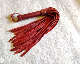 Rote Leder Peitsche , Flogger  .  50 cm , 33 anschmiegsame Riemen .handgefertigt .NEU