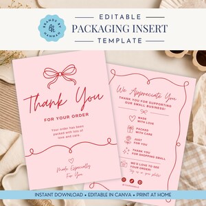 Puede incluir: Dos tarjetas de embalaje rectangulares de color rosa claro con texto y dibujos lineales en rojo. La tarjeta izquierda muestra un lazo y el texto Thank You For Your Order. La derecha incluye We Appreciate You, iconos y redes sociales.