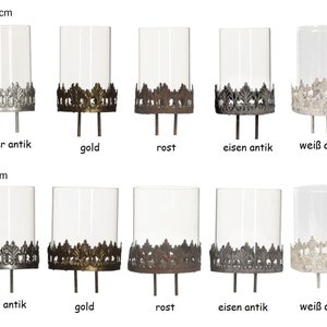 Könnte beinhalten: Satz mit zehn Glas-Kerzenhaltern mit Metallsockeln in fünf verschiedenen Ausführungen: Silber antik, Gold, Rost, Eisen antik und Weiß antik. Die Kerzenhalter sind in zwei Größen erhältlich: 5,5 cm und 7 cm Durchmesser.