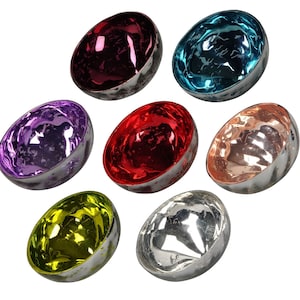 Könnte beinhalten: Sieben dekorative, halbkugelförmige Schalen in verschiedenen Farben, darunter Rot, Lila, Blau und Silber. Jede Schale hat einen metallisch-silbernen Rand und ein reflektierendes, glänzendes Inneres. Die Schalen sind vor einem weißen Hintergrund angeordnet.