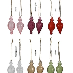 Könnte beinhalten: Set mit 10 gläsernen Weihnachtskugeln in verschiedenen Farben, darunter Rot, Rosa, Lila, Grün, Bernstein und Klar. Jede Kugel hat ein geripptes Design und eine Juteschnur zum Aufhängen.