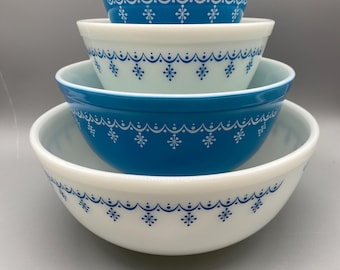 PYREX Snowflake Garland 401 402 403 404 Mixing Bowl Set 1970s Set of 4