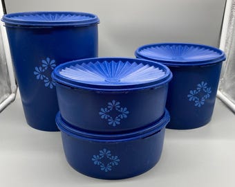 Contenitori Tupperware Servalier 1204(2) 1339 1626 Contenitori in plastica Midcentury Modern MCM Coperchi Ghirlanda blu cobalto scuro Set di 4