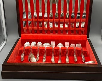 Juego de cubiertos Oneida Queen Bess II Tudor de plata chapada de 1946, 73 piezas con estuche.
