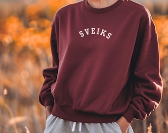 Sudadera con bordado de Letonia SVEIKS, regalo con bordado de un amigo letón, regalo de Navidad de Letonia, suéter granate, viaje de vacaciones, viaje de moda