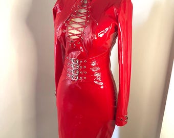 Handgefertigtes Rotes PVC Kleid: Schnallenkragen, Schnürkorsett