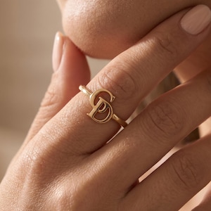 Anel com iniciais entrelaçadas, anel com duas letras entrelaçadas, anel com monograma personalizado, anel com letra personalizada, anel de ouro para casal, joia delicada para presente.