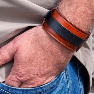 Brazalete de cuero grabado, pulsera ajustable para hombres · Brazalete personalizado hecho a mano n.º 16 · Regalo de cuero personalizado para esposo o novio