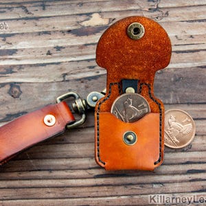 Portachiavi con porta monete in pelle n. 2 · Porta AirTag e scheda SD · Porta monete militari e da sfida · Regalo perfetto per lui o per il terzo anniversario