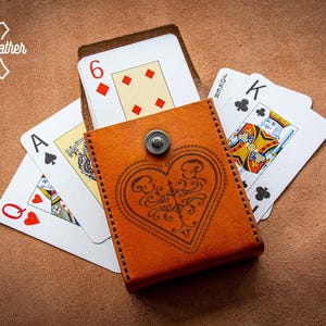 Porta carte da gioco n. 2 · Ideale regalo per il terzo anniversario per uomini e donne · Custodia per carte in pelle fatta a mano · Perfetto regalo di Natale
