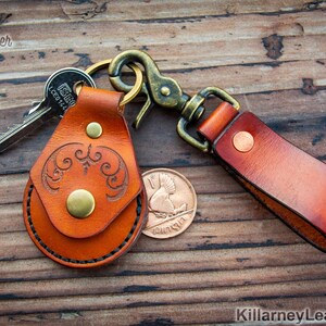 Portachiavi con portamonete in pelle n. 3 · Porta AirTag e porta targhetta identificativa per cani · Porta monete da sfida e militare · Regalo perfetto per lui o per il terzo anniversario