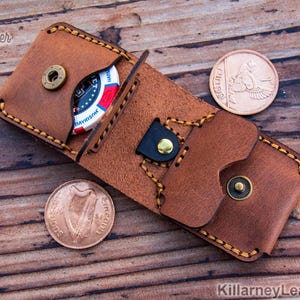 Portachiavi con porta monete in pelle n. 1 · Porta AirTag e scheda SD · Porta monete militari e da sfida · Regalo perfetto per lui o per il terzo anniversario