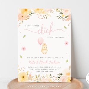 Puede incluir: Una invitaci&oacute;n a una fiesta de bienvenida al beb&eacute; con un pollito amarillo sosteniendo un globo rosa. La invitaci&oacute;n tiene un borde floral y el texto "A sweet little chick is about to hatch."  &Uacute;nete a nosotros para una fiesta de bienvenida al beb&eacute; en honor a Kate & Mark Jackson. S&aacute;bado, 8 de noviembre a las 5:00 PM. 125 Pretty Street, Cutie City. RSVP 123 456 7890. The Clipart Central.