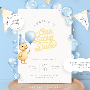 K&ouml;nnte beinhalten: Eine Babyparty-Einladung mit einem gelben Entenk&uuml;ken, das einen blauen Partyhut tr&auml;gt und einen blauen Ballon h&auml;lt. Die Einladung ist mit blauen und wei&szlig;en Blasen und gelben Punkten verziert. Der Text auf der Einladung lautet "Charlie is One Lucky Duck" und enth&auml;lt Details zur Party, einschlie&szlig;lich Datum, Uhrzeit und Ort.