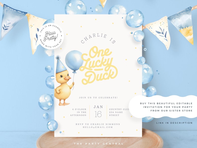 K&ouml;nnte beinhalten: Eine Babyparty-Einladung mit einem gelben Entenk&uuml;ken, das einen blauen Partyhut tr&auml;gt und einen blauen Ballon h&auml;lt. Die Einladung ist mit blauen und wei&szlig;en Blasen und gelben Punkten verziert. Der Text auf der Einladung lautet "Charlie is One Lucky Duck" und enth&auml;lt Details zur Party, einschlie&szlig;lich Datum, Uhrzeit und Ort.