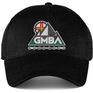 Puede incluir: Gorra de béisbol negra con un logotipo de montaña verde, blanco y rojo con el texto "GMBA" y un diseño de cadena debajo.