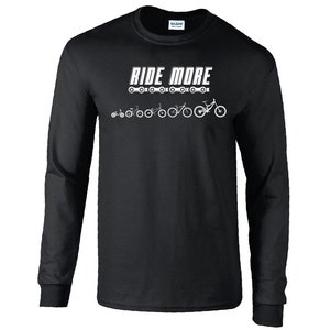 Può includere: Maglietta a maniche lunghe nera con una grafica bianca di una catena con diversi tipi di biciclette e il testo "RIDE MORE".