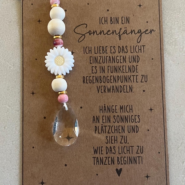 Handgemachter Sonnenfänger mit Kristall | Fensterdeko mit Holzperlen & Blume | Regenbogenmacher | Boho Fenster Anhänger | Geschenk mit Karte