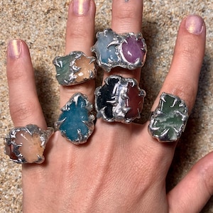 Flüssiges Metal Ring mit Kristallen - weich weich Lot Gothic Grunge Fairycore Ring, Statement Ring, handgemachte geschmolzene Metal gothik