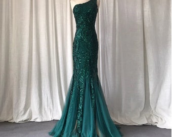 Mermaid evening dress, long, asymmetrical bare-shaped shoulder, green flakes, flakes, flakes, elegant evening dress, lace pattern